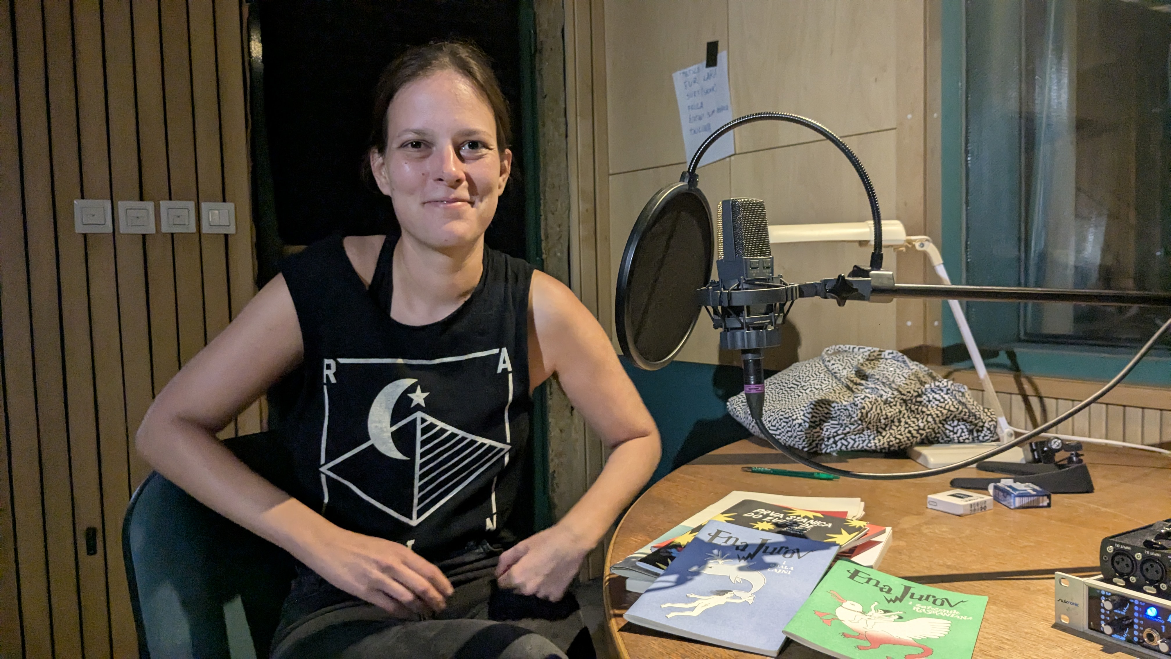 Andrea Jurov v studiu Radia Študent 