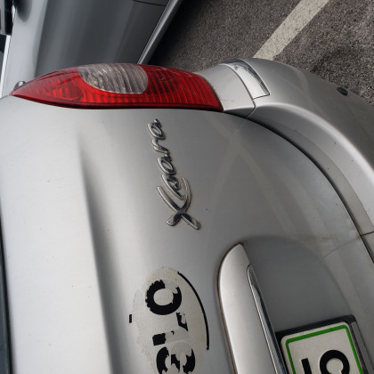 Napis Xsara na avtomobilu Citroen Xsara Picasso