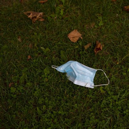 Odvržena zaščitna maska na tleh