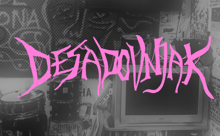 Slika z rožnatim logom Desadovnjak na črnobeli fotografiji sobe s televizijo.