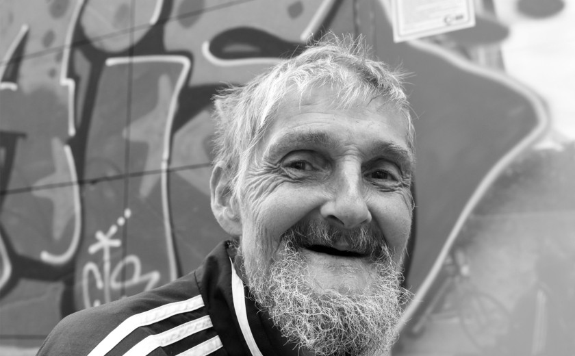 Intervju z osebo, ki brezdomstvo doživlja že več kot 35 let ...