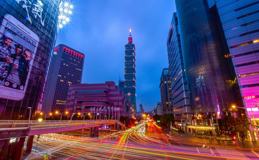 Center mesta Tajpej na Tajvanu ponoči z dolgo osvetlitvijo