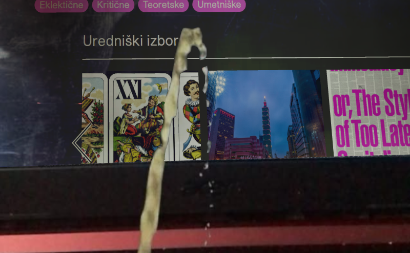 Oseba ščije po prenosnem računalniku, ki prikazuje krovno stran RKHV na spletni strani RŠ