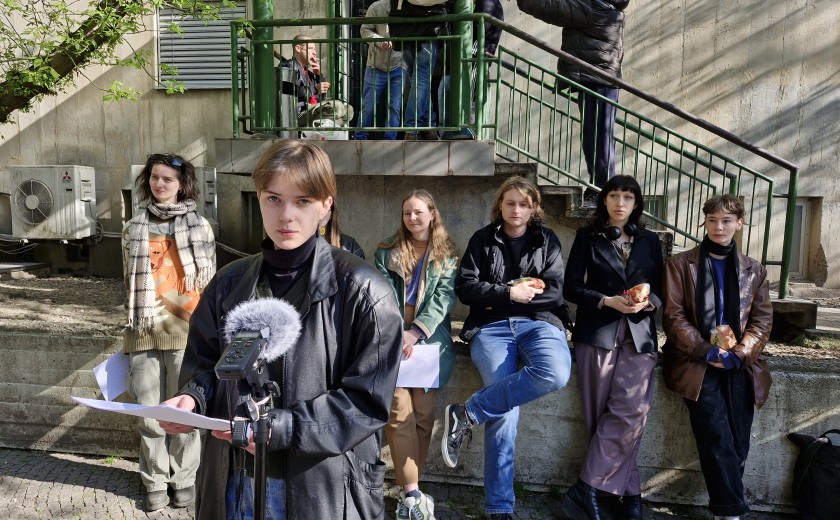 Vika Sušnik med govorom