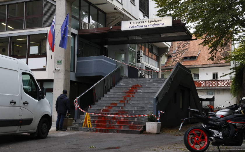 Stopnice Strojne fakultete polite z rdečo barvo
