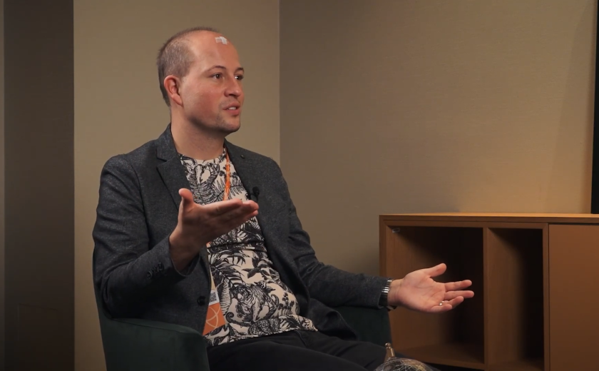 Slika Milana Mandeljca med intervjujem