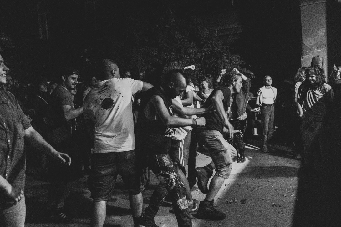 Glasbeno dogajanje Radio Študent, utrinek s Klubskega maratona 2021, letni vrt Gala hale v Ljubljani, foto: Izak Kermc