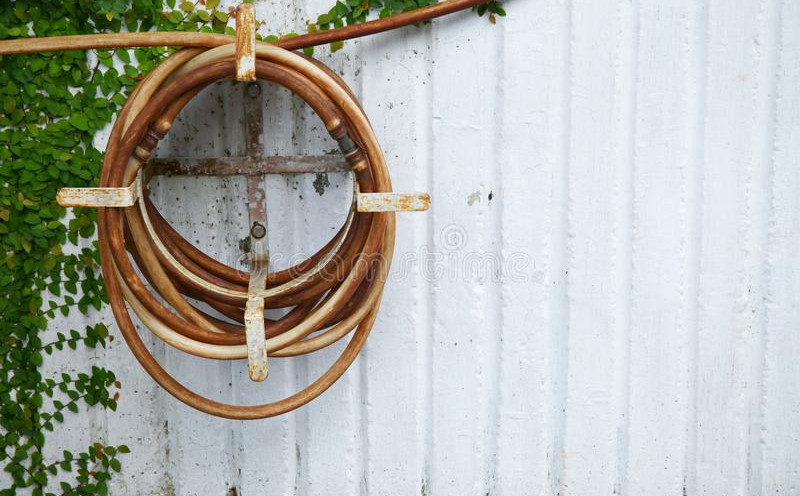 Stara cev za zalivanje