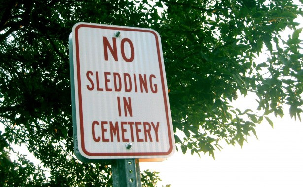 na pokopališču pa nikar